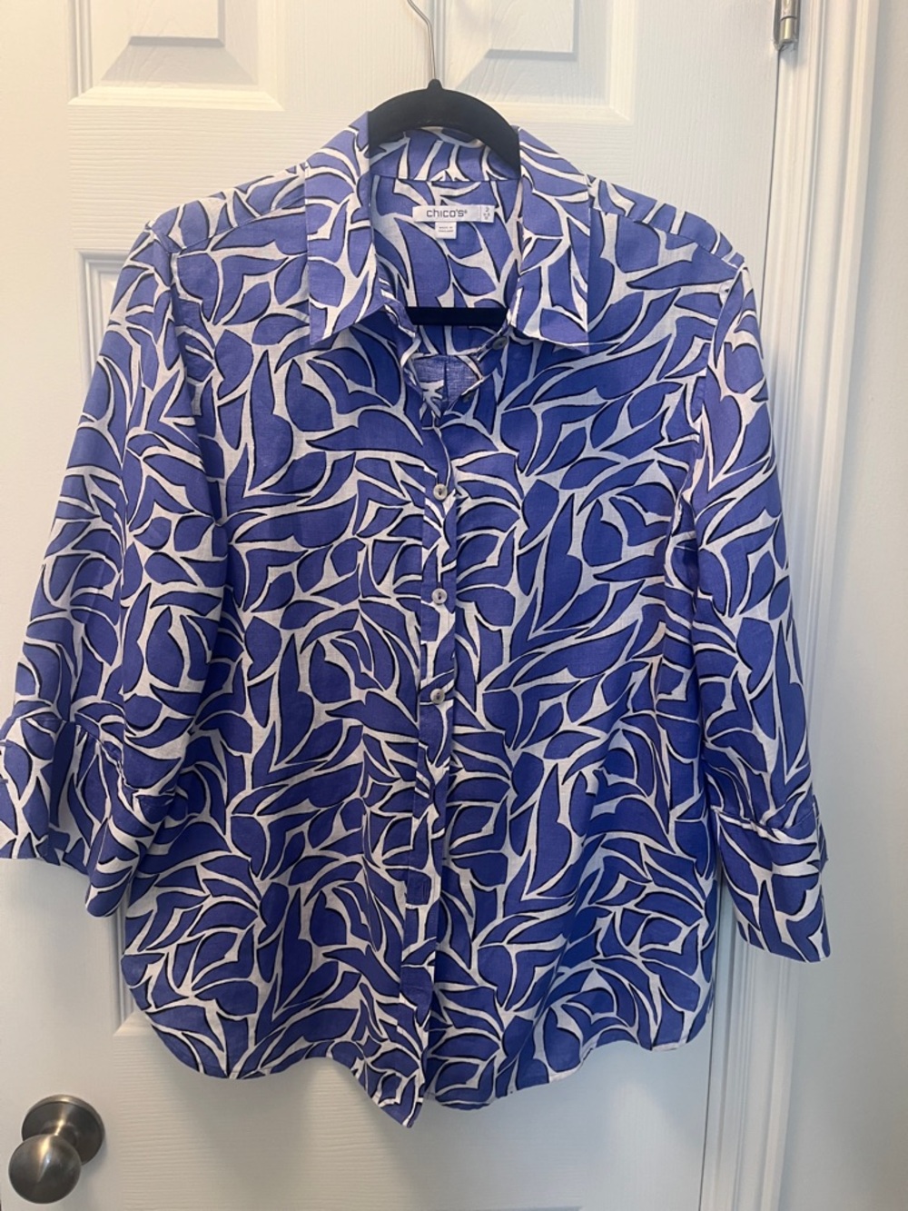 Chico's Blue and White Leaf-Print Button-Front Shirt size 2